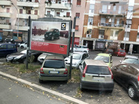 ローマ市内にて。どこまでが捨ててあるクルマか、どこまで現役かわからない。路上広告がスマートなのは、取り回しや駐車性が重要視されるローマならではである。