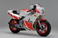 1986年に登場した「ヤマハYSR50」。50ccクラスの“原付き”としては初の本格レーサーレプリカで、当時のGPマシンを思わせるボディーに、最高出力7.0PSの空冷2ストロークエンジン、フロントディスクブレーキなどを備えていた。