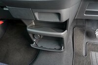 カップホルダーのさらに下にも2段構えの収納スペースが。上には水引の、下には桜の模様があしらわれる。