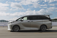 「レクサスLM」のパワートレインは2.4リッター4気筒ターボエンジンをベースとしたハイブリッドのみの設定。リアを独立したモーターで駆動する4WDで、システム最高出力371PSを発生する。