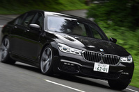 Lセグメントで唯一の、ディーゼル4WD車である「740d xDrive」。「7シリーズ」では前後ともエアサスが標準装備となる。