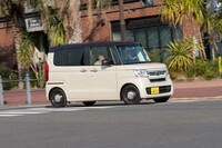 2021年12月末のマイナーチェンジでパーキングブレーキが足踏み式から電動式に変更。それに伴ってアダプティブクルーズコントロールが渋滞時などの低速域でも追従可能になった（従来は30km/h以下では使えなかった）。