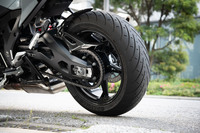 アドベンチャーモデル的なスタイルでありながら、足まわりはオンロードに特化。タイヤサイズは前が120/70ZR17、後ろが190/55ZR17で、ウエット路面や低ミュー路に強い「メッツェラー・ロードテック01」が装着されていた。