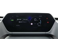 フル液晶タイプのメーターはフードレスとなっており、プジョーの「iコックピット」と同様にハンドルの上から見る。遠視点化によって視線移動を最小限に抑えている。