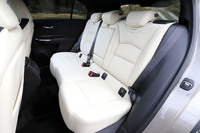 後席の快適性も申し分なく、シートヒーターやUSBポート（Type-A、Type-Cがひとつずつ）などが完備される。