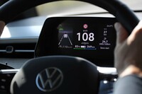 メーターパネルは5.3インチとコンパクトな液晶表示式。大きく表示されたスピードメーターが見やすい。