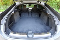 後席の背もたれを写真のように倒すことで、荷室の容量は最大1790リッターにまで拡大できる。