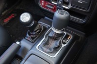 トランスミッションは、トルコン式の8段AT。写真右がシフトレバーで、左に見えるのは手動で駆動方式を切り替えるためのトランスファーレバー。