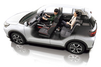 Bセグメントの「スズキ・エスクード」とほぼ同じ室内長を備えた「ダイハツ・ロッキー」。室内幅ではさすがに差がつくものの、そのパッケージの効率の高さは疑いようがない。