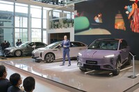 紅旗のプレスカンファレンスの様子。欧州で販売が開始されるEV「ES7」（中央）と「EHS7」（右）を、デザイン担当副社長のジル・テイラー氏が紹介する。