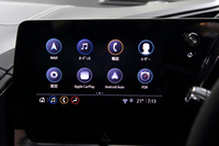 ゼンリン製のストリーミングナビは日本専用の“後乗せ”装備だが、インフォテインメントシステムのメニュー画面にはちゃんとナビのボタンが備わっている。（写真：荒川正幸）