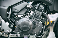 エンジンは248ccの水冷4ストローク2気筒SOHC。フリクションの低減と燃焼効率向上を追求することで、低中速域でも扱いやすい出力特性と、優れた燃費性能を実現している。