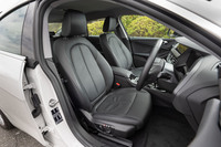 シートの表皮はグレードによって異なり、「プレイ」では標準仕様のクロスに加え、パーフォレーテッドダコタレザー（写真）も用意される。