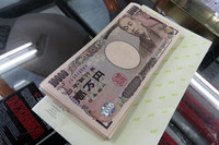 自動車税のときと同じく、今回もニコニコ現金一括払い。読者諸兄姉の皆さまは、私用で35万円をおろしたことがありますか？　けっこうな重み＆厚みですよ。