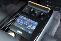 後席中央のアームレストに、ドリンクホルダーとタッチパネル式のスイッチを内蔵。エアコンやオーディオ、シートポジションの調節などが手元で行える。