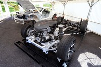 新型「スープラ」のベアシャシー。写真に見られるパワートレインや足まわりは姉妹車の「BMW Z4」と共通だが、ホイールのデザインやサスペンションのセッティングは異なっている。