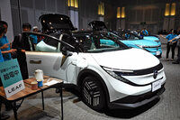 会場にズラリと並べられた新型「リーフ」。容量55kWhのバッテリーを搭載する「B5」も、2026年2月の発表、同年春の発売を予定している。