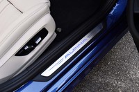 「ALPINA」ロゴ入りのサイドシル。カーペットにはメタルエンブレムが添えられる。