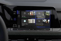 eSIMが搭載されており、いつでもクラウドから最新の情報をダウンロード可能。写真のようにアプリの追加購入もできる。