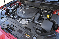 2.2リッターディーゼルにはナチュラルサウンドスムーザーに加え、ノック音の発生を抑制するナチュラルサウンド周波数コントロールが採用されている。