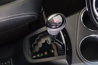 「GR」ロゴ入りの「アクア“GRスポーツ”」専用シフトノブ。写真はプロトタイプのもの。