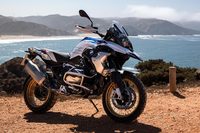 ホワイトとレーシングブルーのコントラストが目を引く「R1250GS HP」。よりオフロード向けのシートやサスペンションを備えた仕様だ。