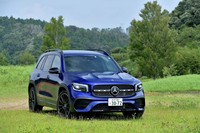 「メルセデス・ベンツGLB250 4MATICスポーツ」のボディーカラーは、「ギャラクシーブルー」（写真）と「デジタルホワイト」の2色。「GLB220d」には全7色がラインナップされている。