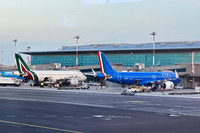 もう1機、旧アリタリア色の機材を発見（左）。右は2021年に発足したITAエアウェイズの塗色。