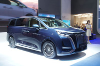 高級ミニバンの「デンツァD9」。前から見たら「トヨタ・エスクァイア」、横から見たら「ホンダ・オデッセイ」というのが、webCGほったの心象だった。