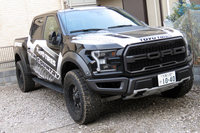 堀田家が管理する平置きの駐車場に鎮座する「フォードF-150ラプター」。冷静に考えたら、今回のバイパー引き取りにまつわる苦労は、だいたいコイツのせいである。