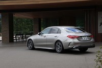 サイドウィンドウ下端に「キャットウオークライン」と呼ばれる薄いキャラクターラインを通すことで車高を低く見せている。