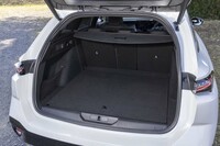 荷室の容量は608リッター。「GT」はキーを携帯してバンパーの下に足をかざすとゲートを開閉できる「ハンズフリーテールゲート」を装備する。