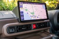 試乗車に装備されていた、販売店オプションの10インチメモリーナビ。“つながる機能”も充実しており、Bluetooth通信機能や携帯端末との連係機能を搭載。また音声操作も可能となっている。