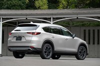 ブラックメタリックのホイールは切削加工の19インチ。ルーフレールも標準装備する。