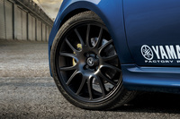 ブラック塗装の専用17インチアルミホイールに、205/40R17サイズのタイヤを組み合わせている。