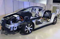 FCV「ミライ」のカットモデル。リアシートの下に高圧水素タンクが配置されている。