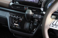 トランスミッションは全車でCVTを採用。軽い力で操作できるよう、セレクターは高い位置にレイアウトされている。