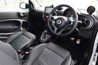 インテリアには、BRABUSエクスクルーシブ専用のダッシュボードやメーターパネル、スポーツステアリングなどが備わる。