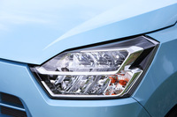 「G“SA III”」「X“SA III”」に標準装備されるLEDヘッドランプ。廉価モデルの「B“SA III”」にもオプションで用意される。