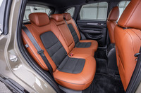 前席と同じく後席にもテラコッタとブラックを組み合わせたシート表皮を採用し、レトロな雰囲気とスポーティーさを演出。背もたれには40：20：40の分割可倒機構が備わり、レバー操作で荷室からもワンタッチで倒せるようになっている。