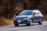 今回の試乗車は22万円の有償オプションとなる「DCCパッケージ」を装備。アダプティブシャシーコントロール「DCC」は、ダンパーの減衰力や電動パワーステアリングの特性を走行状況に合わせて瞬時にコントロールするほか、「コンフォート」「ノーマル」「スポーツ」「カスタム」の4種類の走行モードを切り替えることができる。