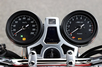 メーターは古式ゆかしきアナログの2眼式。その間には走行距離や燃料計などの機能を備えたモノクロの液晶ディスプレイが備わる。