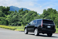 改良前と同様、日本仕様の「エスカレード」には「プレミアム」と「プラチナム」の2グレードがラインナップされる。