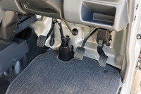 十分にスペースがとられたアクセル／ブレーキ／クラッチペダル。この日はバイク2台とあわせての取材となったが、webCG堀田いわく「バイクブーツを履いていても運転しやすかった」とのこと。これなら長靴で運転しても大丈夫そうだ。