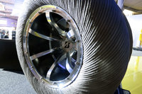 ブリヂストンが開発している「有人与圧ローバ」用のタイヤ。