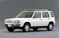 1994年「日産ラシーン」。当初のパワーユニットは1.5リッター直4だったが、1997年に1.8リッターが、1998年には2リッターが加えられた。駆動方式はフルタイム4WDのみ。