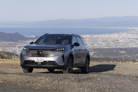 新型「プジョー5008」は第3世代。国内でのラインナップは基本的に「GTハイブリッド」のみで、それにアルカンターラのシート表皮を加えた豪華版が「GTハイブリッド アルカンターラパッケージ」（今回の試乗車）だ。