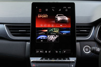 10.4インチの縦型タッチスクリーンが全グレードに標準で装備される。写真は「マルチセンス」と呼ばれる走行モード選択画面で「SPORT」を表示させた様子。「Apple CarPlay」「Android Auto」のスマートフォン接続はワイヤレス式にアップデートされている。