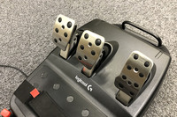 ペダルレイアウトは写真の通り。ペダル面の高さは調節可能。