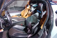 乗車定員は2人。跳ね上げ式ドアを開けて乗り込む。